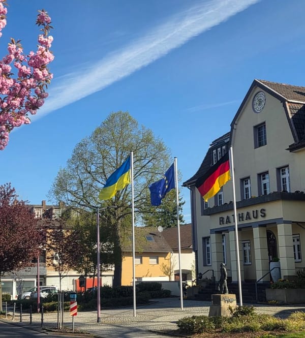 Begegnung mit einem Freund: Ukrainerinnen aus Merzenich danken Bürgermeister Gelhausen und überreichen Bücher